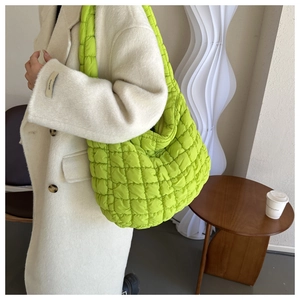 Détail du sac à bandoulière matelassé à bulles en tissu vert néon fluorescent