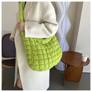 Détail du sac cabas matelassé vert citron avec texture rembourrée sur la bandoulière