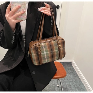 Retro plaid shoulder bag in brown and green wool with premium leather handles and details