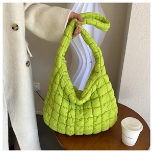 Détail du sac cabas rembourré vert citron avec motif carré à texture douce