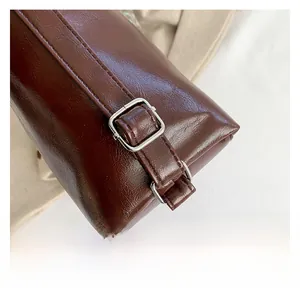 Détails de la sacoche en cuir PU marron avec motif litchi et boucle métallique argentée