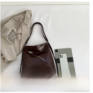 Grand sac à bandoulière marron foncé en similicuir avec fermeture éclair diagonale chic