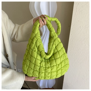 Gros plan d'un sac cabas matelassé vert fluo avec texture rembourrée et détails d'anse