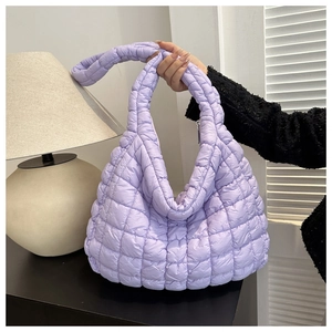 Détail du sac cabas matelassé violet avec texture rembourrée douce en scène de vie