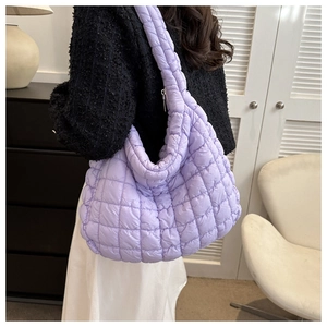 Détail du sac cabas matelassé violet montrant la texture bouffante et la bandoulière