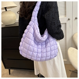 Vue arrière d'un mannequin portant le sac fourre-tout matelassé violet pour la taille