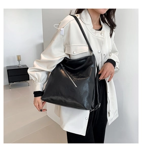 Vue détaillée du sac cabas en cuir PU noir brillant avec une fermeture éclair décorative