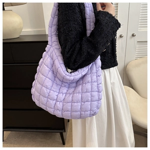 Vue détaillée du sac cabas matelassé lilas avec des textures de couture en losanges doux