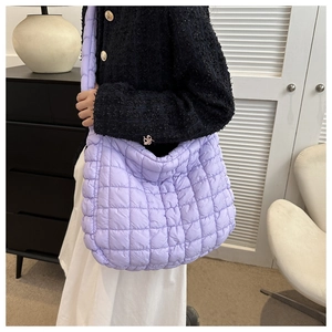 Vue détaillée du sac à bandoulière matelassé violet à grande capacité pour femme