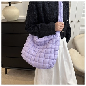 Gros plan du sac cabas matelassé lavande avec texture bulle et large bandoulière souple