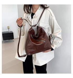 Détail du sac à bandoulière en cuir PU marron foncé avec fermeture éclair en métal diagonale