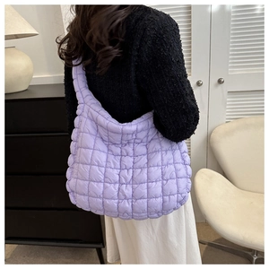 Sac fourre-tout matelassé lavande moderne porté par un mannequin en intérieur