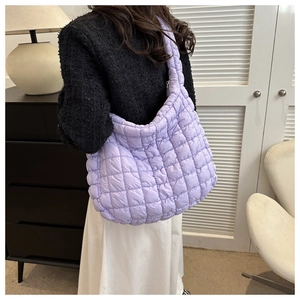 Détail du sac cabas matelassé lavande montrant la texture douce et les finitions de couture