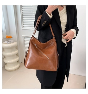 Détail du sac à épaule en cuir PU marron avec fermeture éclair décorative à l'avant
