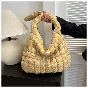 Détail du sac cabas matelassé kaki avec texture rembourrée douce et fermeture à glissière
