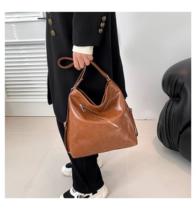 Détail du sac hobo en cuir PU marron avec fermeture éclair diagonale et bandoulière