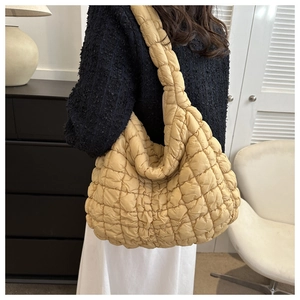 Sac à bandoulière hobo beige matelassé avec surpiqûres en losange sur le tissu en nylon