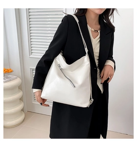Détail du sac Hobo blanc avec fermeture éclair diagonale et cuir PU à texture lisse