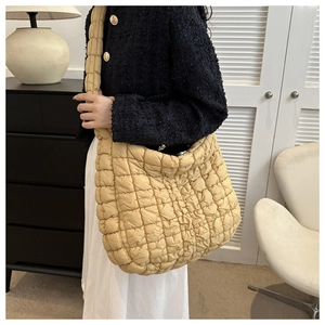 Détail du sac cabas matelassé kaki avec texture bouffante et large bandoulière souple