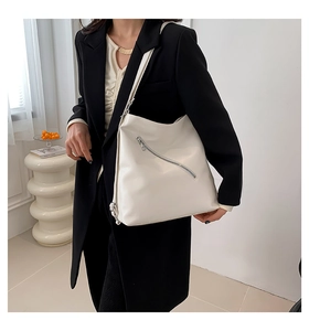 Sac fourre-tout minimaliste en similicuir beige avec détail de fermeture éclair argentée de biais