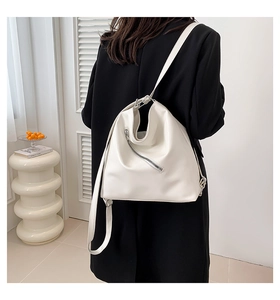 Vue détaillée d'un sac bandoulière blanc en similicuir avec fermeture éclair diagonale