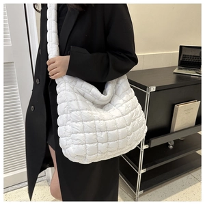 Détail du sac à bandoulière matelassé blanc avec large sangle pour usage quotidien