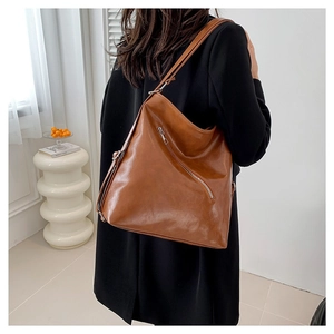 Sac à bandoulière minimaliste en cuir PU marron avec détail de fermeture éclair avant