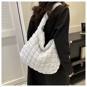 Vue détaillée d'un sac à épaule matelassé blanc avec une texture à bulles élégante