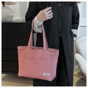 Borsa tote in tela rosa con spalline larghe e tasca esterna per un look invernale chic