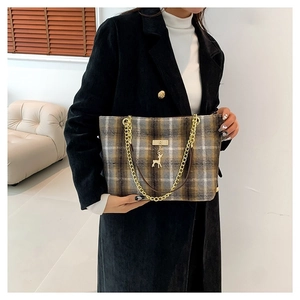 Sac cabas élégant en laine à carreaux avec poignées chaîne dorées et pendentif cerf