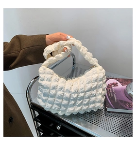 Détail du sac nuage blanc en tissu texturé à bulles avec poignée intégrée