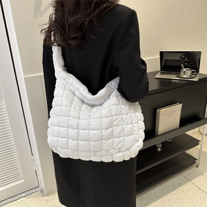 Sac fourre-tout rembourré blanc pour femme avec grande capacité et design hobo chic