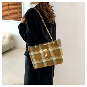 Sac cabas d'hiver en laine à carreaux avec chaîne dorée et pendentif cerf porté