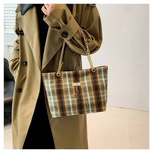 Sac cabas en laine de style britannique avec motif écossais vert et pendentif cerf doré