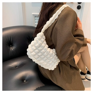 Sac à bandoulière blanc minimaliste avec texture à bulles et plis doux pour femmes