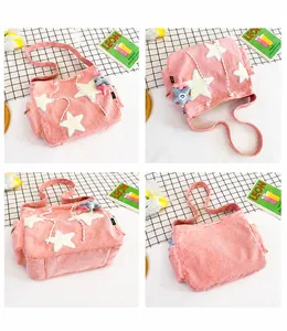 Détails du sac en velours rose avec patch étoile et breloques en peluche en vue grillée