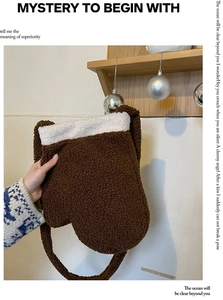 Dettaglio della borsa a tracolla in pile a forma di muffola con bordo in peluche