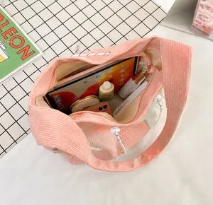 Vue intérieure du cabas en velours côtelé rose avec espace pour tablette et maquillage