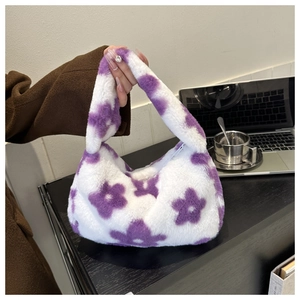 Dettaglio della texture floreale in peluche di una borsa invernale in ecopelliccia