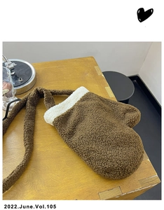 Dettaglio borsa a tracolla in lana di agnello marrone a forma di muffola con bordo bianco
