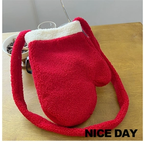Dettaglio di una borsa in peluche rossa a forma di guanto con bordo in pelliccia bianca