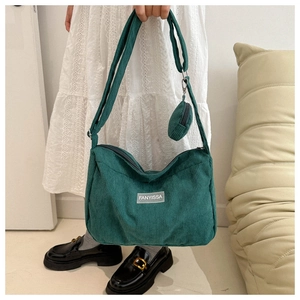 Borsa a spalla in velluto a coste verde con mini pochette ed etichetta FANYISSA trendy