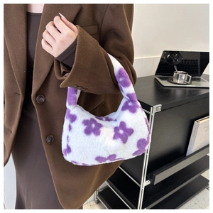 Dettaglio della borsa a mano in pelliccia sintetica con motivi a fiori viola