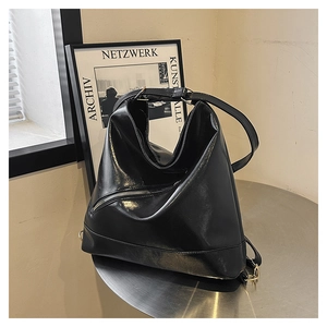 Sac à épaule minimaliste en cuir PU noir brillant avec détails de fermeture éclair argentée