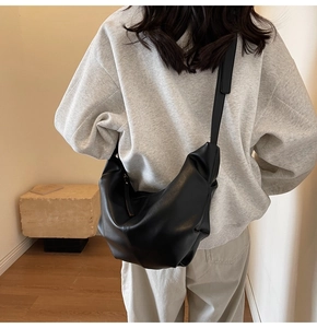Dettaglio della grande borsa hobo nera in PU con design morbido e ampia tracolla regolabile