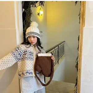 Borsa invernale in lana sintetica con maglione motivo nordico e berretto a maglia