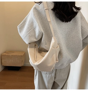 Dettaglio borsa hobo bianco crema in morbida pelle plissettata con tracolla regolabile