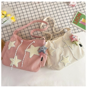 Detailweergave van de corduroy shopper tassen met sterren in roze en beige kleur