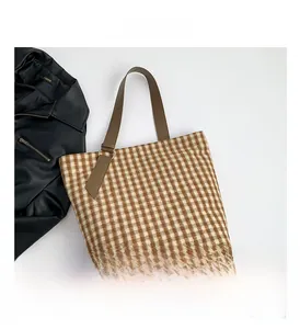 Dettaglio borsa shopper invernale in lana marrone con tracolla regolabile in pelle chic