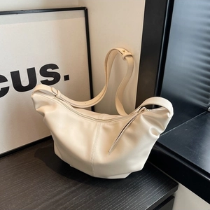 Borsa a tracolla beige a mezzaluna minimalista in pelle PU opaca con tracolla regolabile